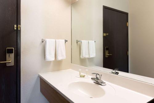 Un baño de Super 8 by Wyndham Radcliff Ft. Knox Area