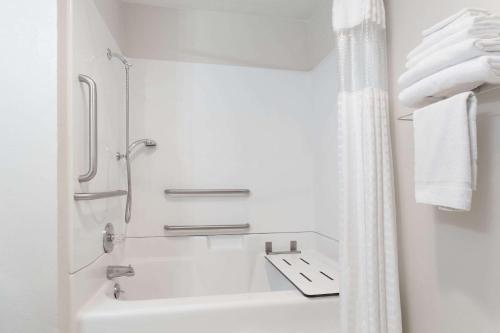 Kylpyhuone majoituspaikassa Super 8 by Wyndham Shelton