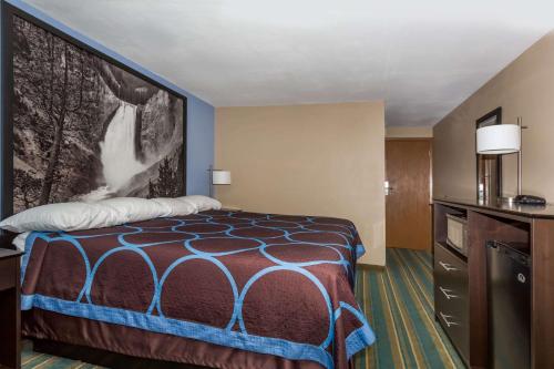 Una cama o camas en una habitación de Super 8 by Wyndham Douglas