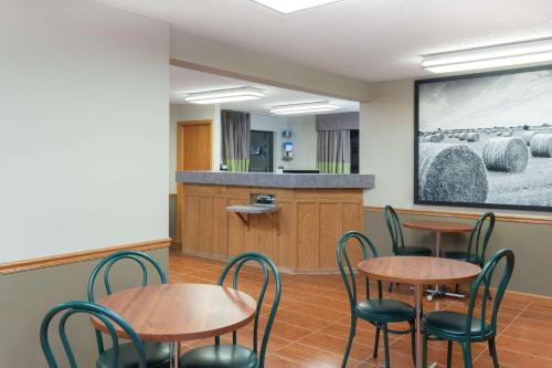 Super 8 by Wyndham Gilman – Photos 2