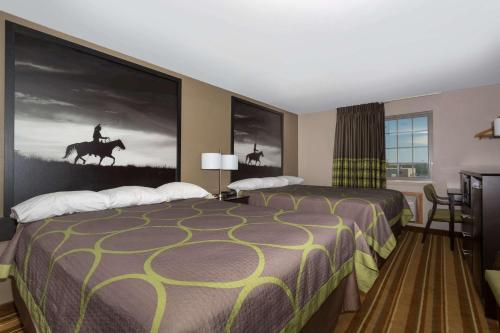 Una cama o camas en una habitación de Super 8 by Wyndham Douglas
