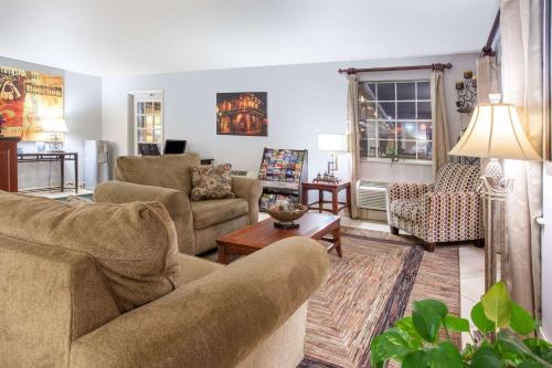 Sala de estar con 2 sofás y mesa en Super 8 by Wyndham West Monroe en West Monroe