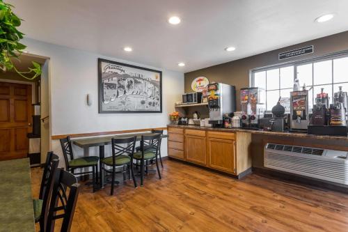 Una cocina o cocineta en Super 8 by Wyndham Douglas