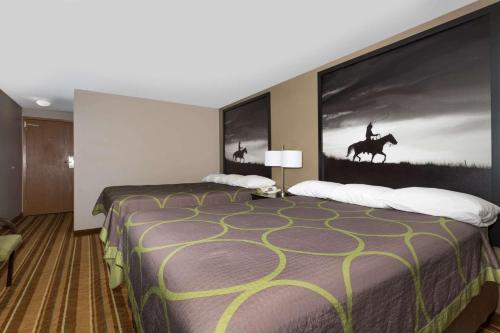 Una cama o camas en una habitación de Super 8 by Wyndham Douglas