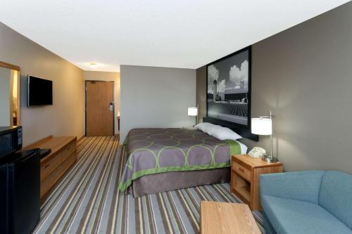 Super 8 by Wyndham Gilman – Photos 3