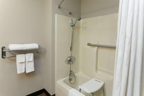 Super 8 by Wyndham Gilman – Photos 5