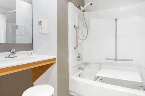 ein Badezimmer mit einem Waschbecken, einem WC und einer Badewanne in der Unterkunft Super 8 by Wyndham Bremerton in Bremerton