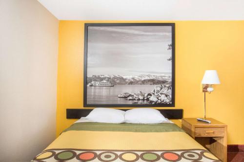 Ein Bett oder Betten in einem Zimmer der Unterkunft Super 8 by Wyndham Elko