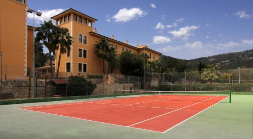 Instalaciones para jugar a tenis o squash en Hotel La Pergola Mallorca o alrededores