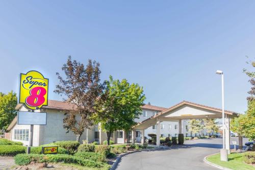 a sign for arax motel with a sign for arax sidx sidx sidx sidx at Super 8 by Wyndham Bend in Bend