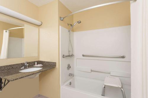 y baño con lavabo, aseo y ducha. en Super 8 by Wyndham Nephi en Nephi