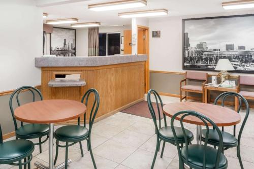 Super 8 by Wyndham Watseka – Photos 3