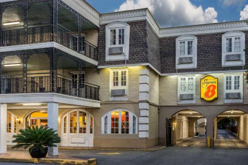 ein Gebäude mit einem Schild an der Seite in der Unterkunft Super 8 by Wyndham New Orleans in New Orleans