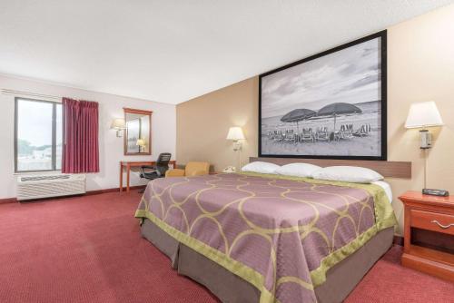 Een bed of bedden in een kamer bij Super 8 by Wyndham Vincennes