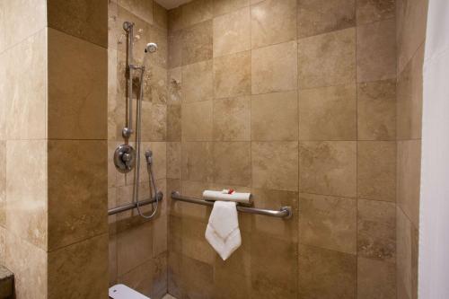Bathroom sa Days Inn by Wyndham San Diego Hotel Circle