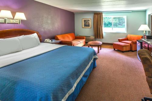 Katil atau katil-katil dalam bilik di Days Inn by Wyndham Portage Indiana Dunes National Park