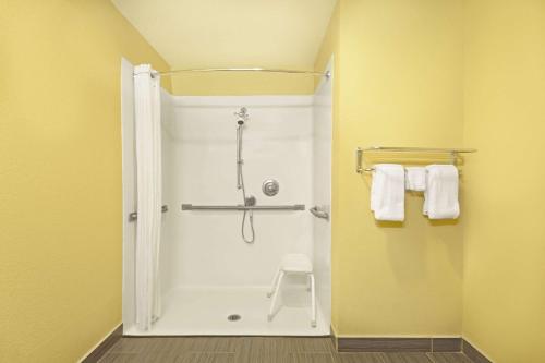 Un baño de Super 8 by Wyndham Covington