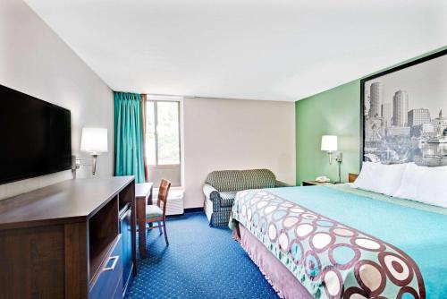 Una cama o camas en una habitación de Super 8 by Wyndham Brockton