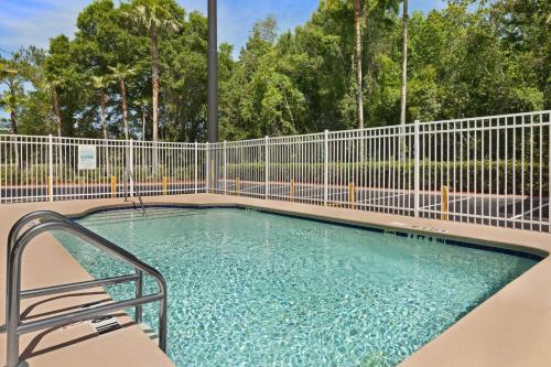 una piscina con una recinzione intorno di Days Inn by Wyndham Orange Park/Jacksonville a Orange Park