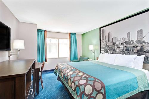 Una cama o camas en una habitación de Super 8 by Wyndham Brockton