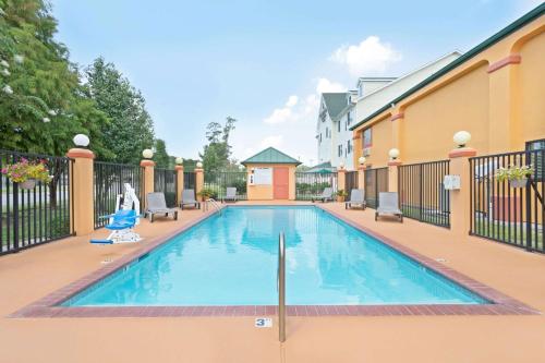 Super 8 by Wyndham Covingtonの敷地内または近くにあるプール