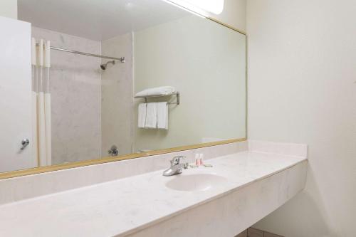Super 8 by Wyndham Hull Street Midlothian Richmond Areaにあるバスルーム