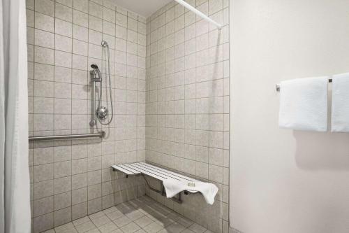 Kylpyhuone majoituspaikassa Super 8 by Wyndham Susanville
