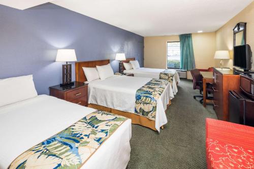 מיטה או מיטות בחדר ב-Days Inn by Wyndham Walterboro