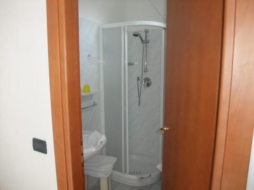 un bagno con doccia e WC di Hotel Adriana a Laigueglia