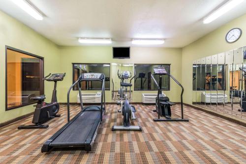 Pusat kecergasan dan/atau kemudahan kecergasan di Super 8 by Wyndham Fort Worth North