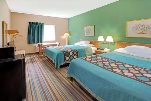 una camera d'albergo con due letti e una televisione di Super 8 by Wyndham Pontoon Beach IL/St. Louis MO Area a Pontoon Beach