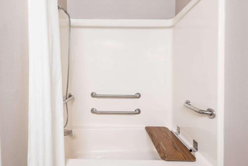 Bilik mandi di Super 8 by Wyndham Fort Worth North