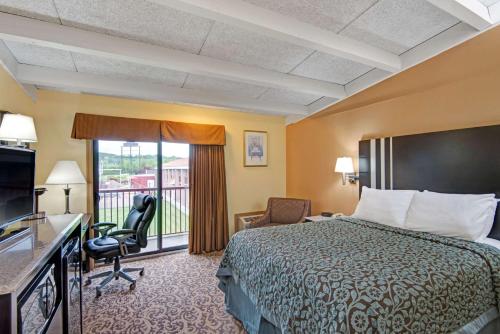 Days Inn by Wyndham Washington في واشنطن: غرفه فندقيه بسرير وشرفه