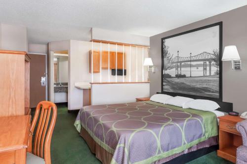 mały pokój hotelowy z łóżkiem i mostem w obiekcie Super 8 by Wyndham Athens w mieście Athens
