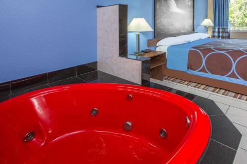 Een badkamer bij Super 8 by Wyndham Dothan