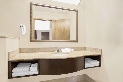 Ett badrum på Super 8 by Wyndham Danville