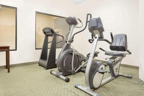 Fitness centrum a/nebo fitness zařízení v ubytování Super 8 by Wyndham Danville