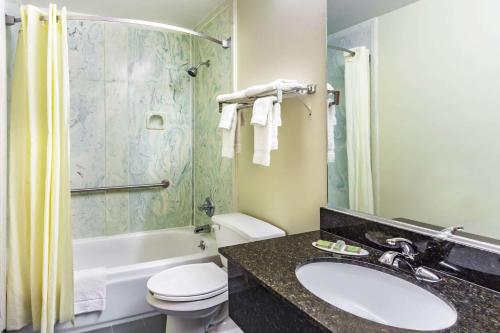 Ένα μπάνιο στο Super 8 by Wyndham Morristown/South