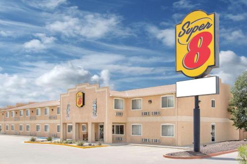 un hotel con un cartel delante en Super 8 by Wyndham Bloomfield, en Bloomfield