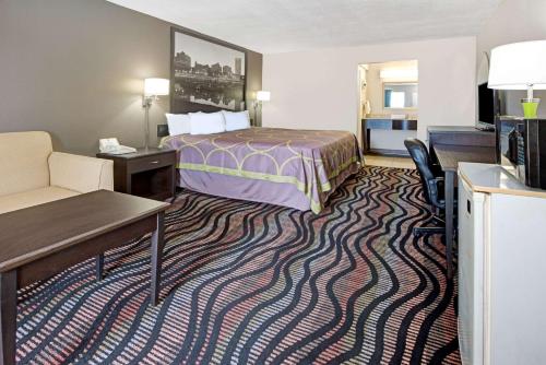 Postel nebo postele na pokoji v ubytování Super 8 by Wyndham Lakeland