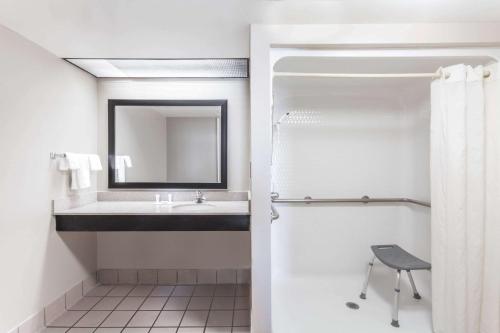 Vonios kambarys apgyvendinimo įstaigoje Super 8 by Wyndham Pigeon Forge-Emert St