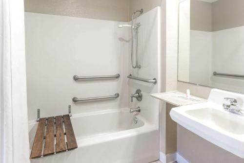 Ein Badezimmer in der Unterkunft Super 8 by Wyndham Ashburn