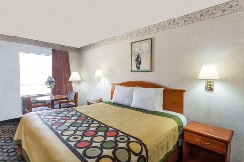 Ein Bett oder Betten in einem Zimmer der Unterkunft Super 8 by Wyndham Ashburn