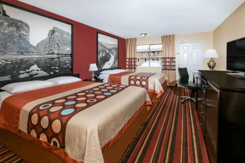 pokój hotelowy z 2 łóżkami i telewizorem z płaskim ekranem w obiekcie Super 8 by Wyndham Temple S General Bruce w mieście Temple