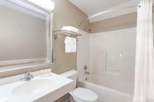 Un baño de Super 8 by Wyndham Adrian