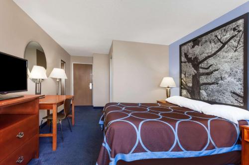 Ένα ή περισσότερα κρεβάτια σε δωμάτιο στο Super 8 by Wyndham Adrian