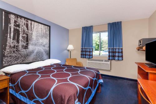 Una cama o camas en una habitación de Super 8 by Wyndham Adrian