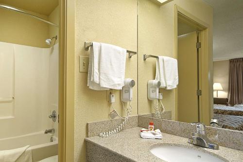 uma casa de banho do hotel com um lavatório e um espelho em Super 8 by Wyndham Mobile/Tillmans Corner em Tillmans Corner
