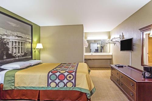Super 8 by Wyndham Jessup/Baltimore Areaにあるテレビまたはエンターテインメントセンター