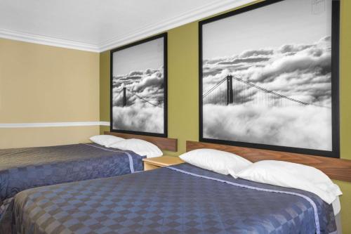 Ένα ή περισσότερα κρεβάτια σε δωμάτιο στο Super 8 by Wyndham Hayward Downtown